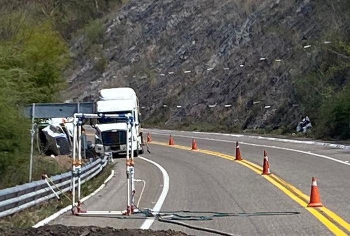 Continúa la circulación intermitente en la Durango-Mazatlán por volcadura de pipa