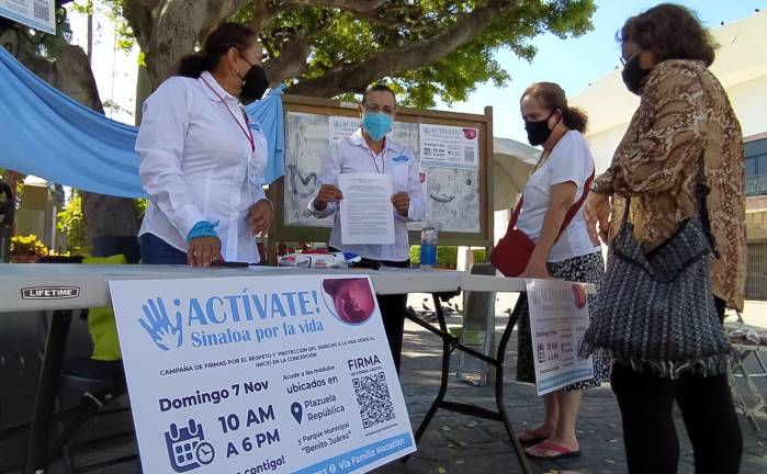 Tanto en el la Plazuela República, como en el Parque Municipal Benito Juárez, grupos pro vida habilitaron espacios para recolectar firmas.