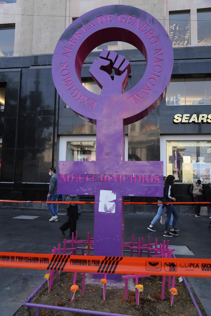 $!La Antimonumenta Vivas nos Queremos fue instalada frente al Palacio de Bellas Artes como una exigencia para frenar los feminicidios.