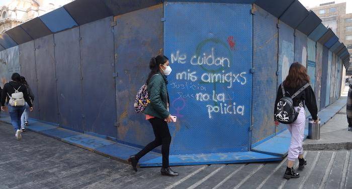 Autoridades cercaron con vallas metálicas recintos como el Palacio de Bellas Artes.