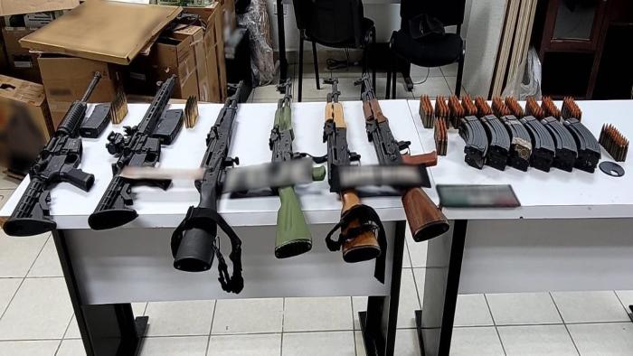 Armamento decomisado por las Fuerzas Armadas en México.