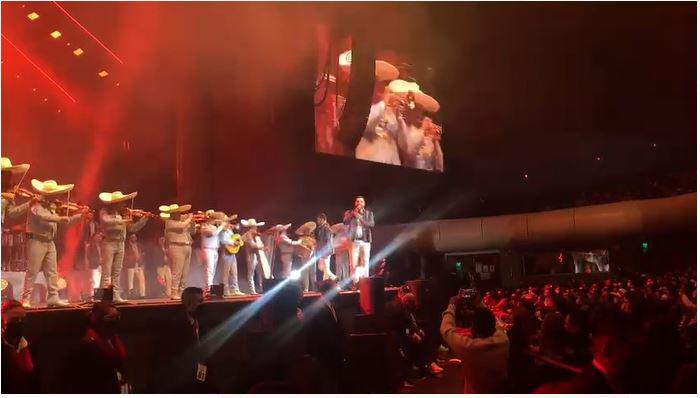 Con mariachi rinden homenaje a Vicente Fernández.