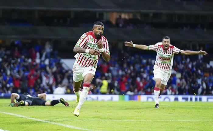Rodrigo Aguirre en festejo de gol.