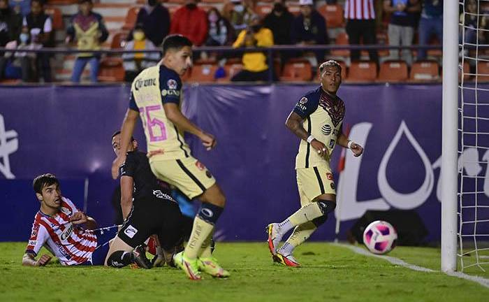 Roger Martínez marca el gol de último minuto.