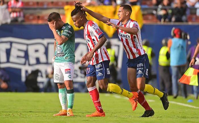 Jhon Murillo y Ricardo Chávez en festejo de gol.
