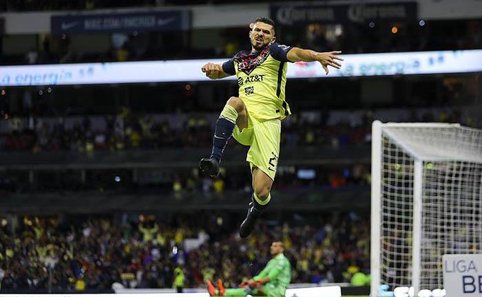 Henry Martín festejo su gol.