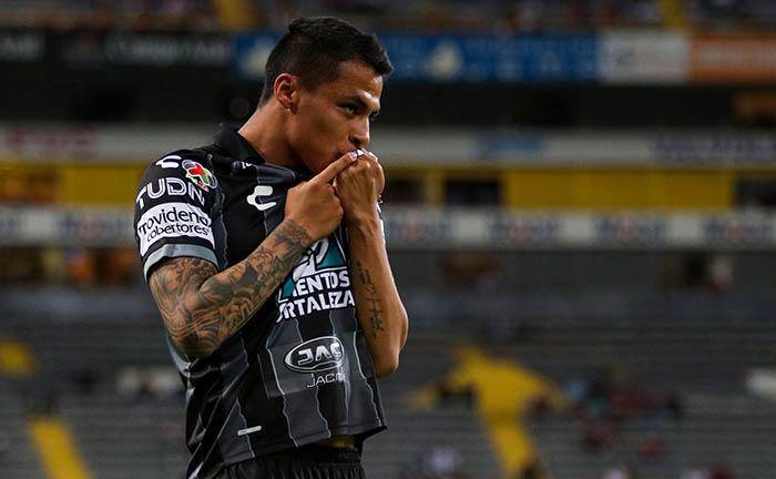 Roberto Carlos de la Rosa festeja su gol.