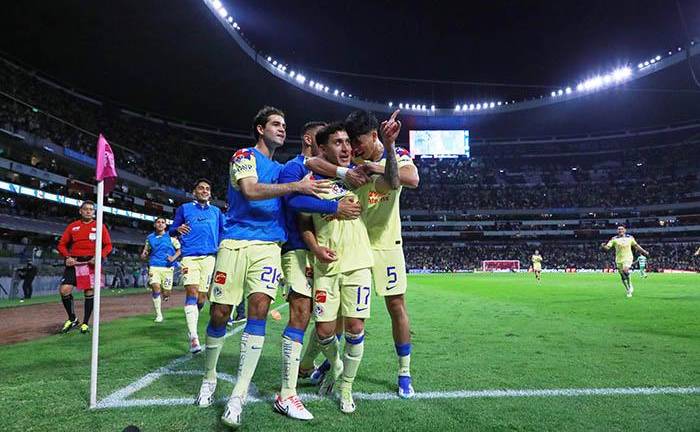 Alejandro Zendejas en festejo de gol.
