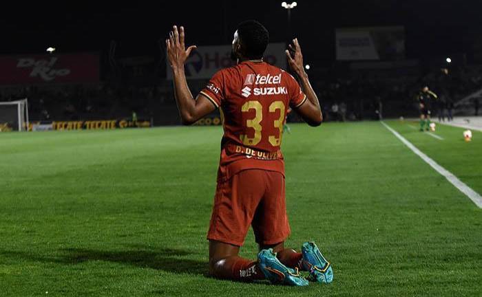 Diogo de Oliveira celebra su gol.