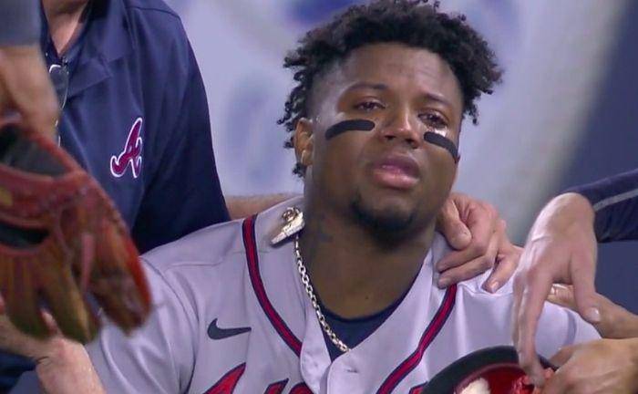 Ronald Acuña Jr. dejó lesionado el encuentro de los Bravos en Miami.