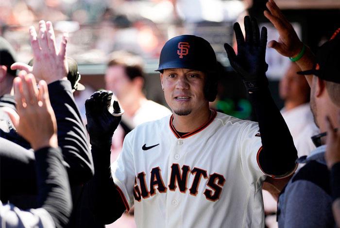Wilmer Flores acuerda extensión de dos años con los Gigantes de San Francisco