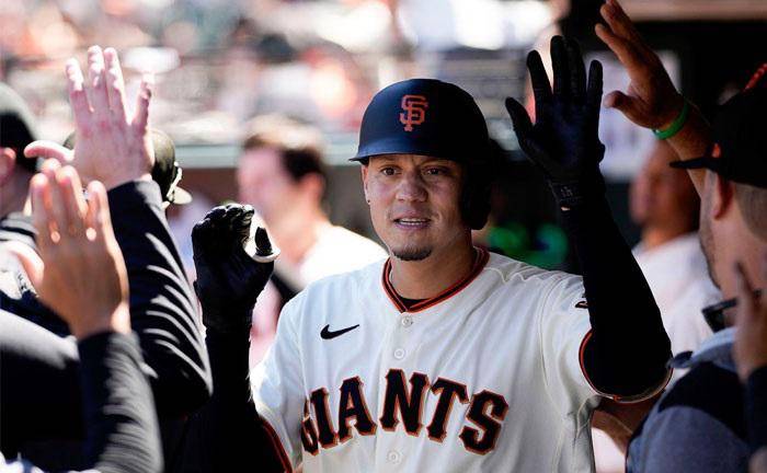 Wilmer Flores seguirá con los Gigantes de San Francisco por dos años más.