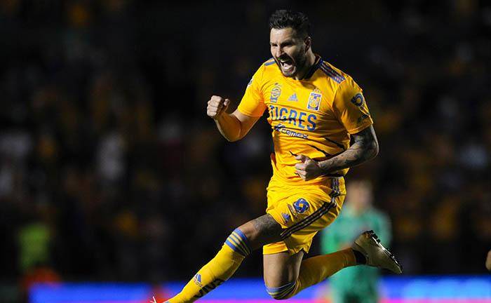 André-Pierre Gignac festeja uno de sus goles.