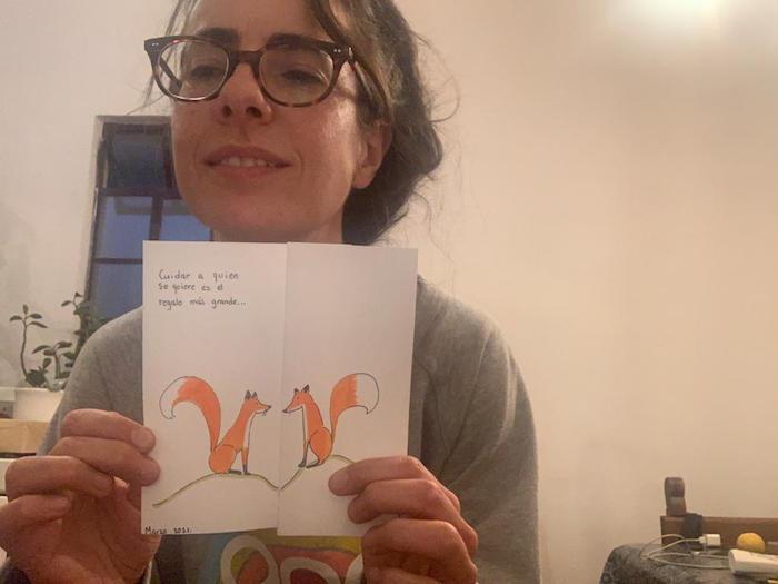 $!Andrea entrega sus galletas junto con una postal que ella misma ilustra.