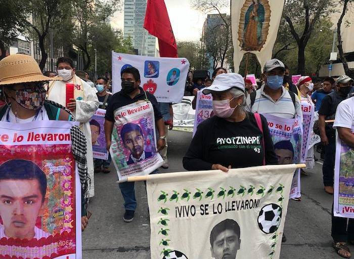Miles salen a las calles para reclamar justicia para los 43 normalistas de Ayotzinapa