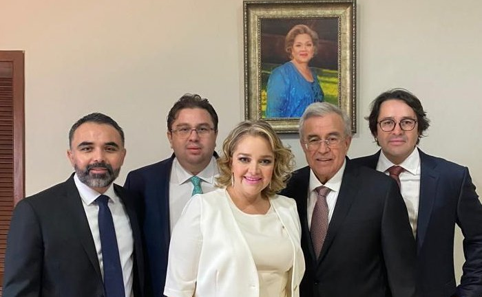 El Gobernador Rubén Rocha Moya entre sus hijos, Ricardo, José Jesús, Rubén y Eneyda Rocha Ruiz.