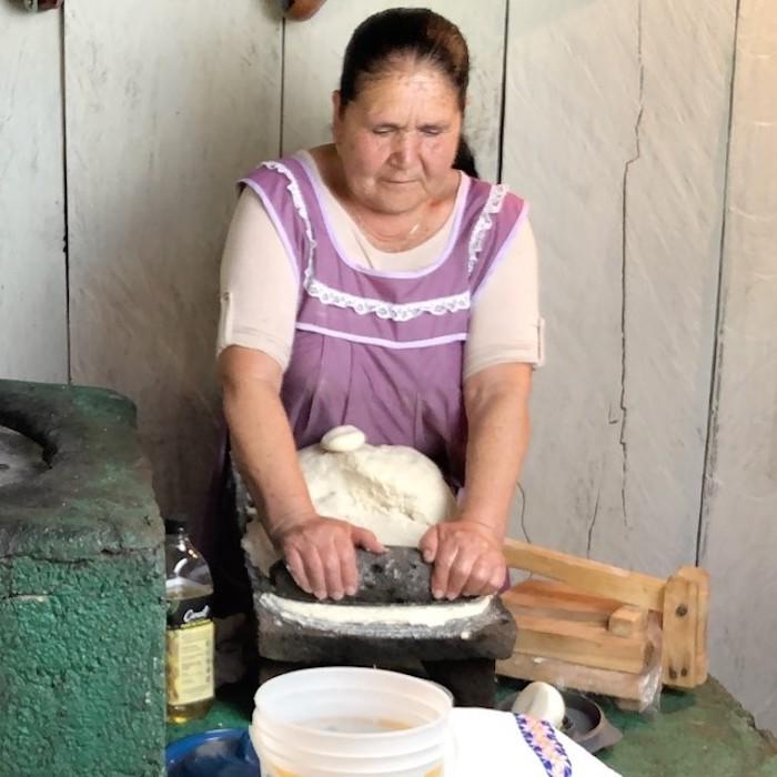 $!Un fogón, una licuadora, un comal. No más. Con eso Doña Ángela ha conquistado YouTube
