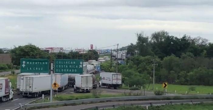 Continúa cerrada la autopista Culiacán-Mazatlán.