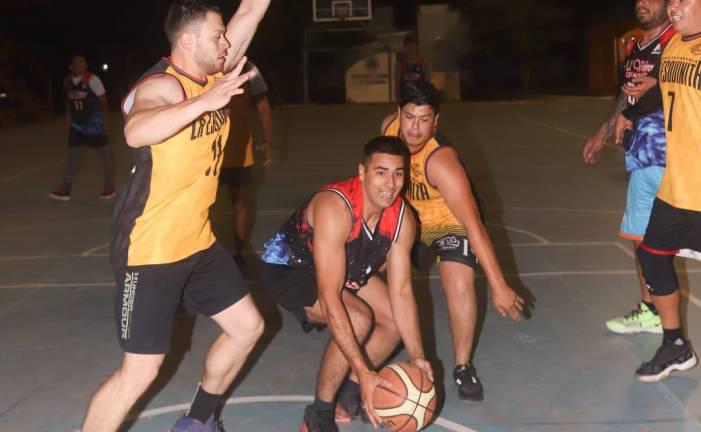 Old School ejecuta mejor que el rival en Baloncesto de Casa Hogar