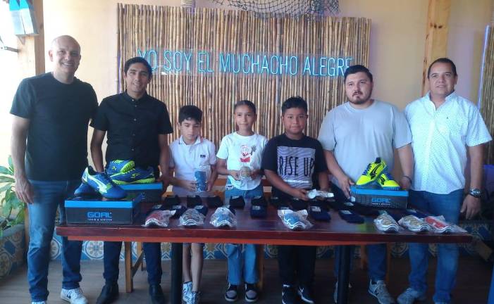 Los jovencitos reciben material deportivo para que sigan practicando su deporte favorito.
