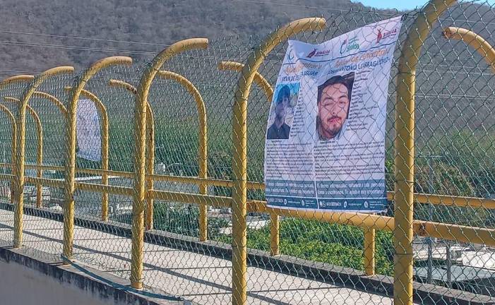 Las lonas colocadas en los puentes muestran la ficha de búsqueda de Kevin Espinoza y Johan Lizárraga.