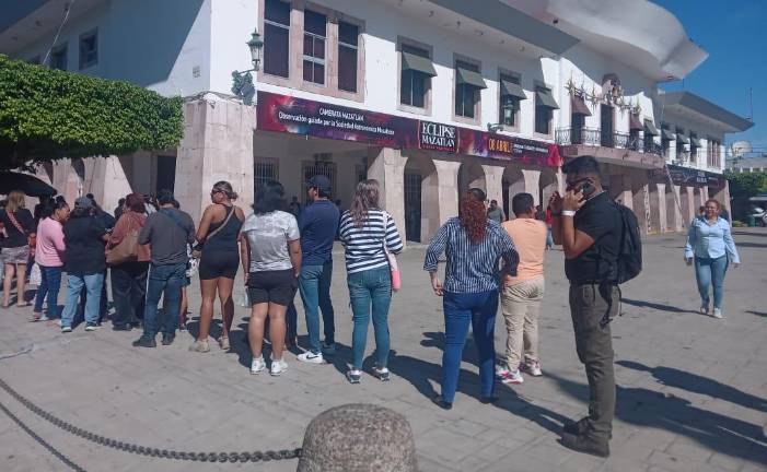 Las personas hacen largas filas para adquirir sus lentes.