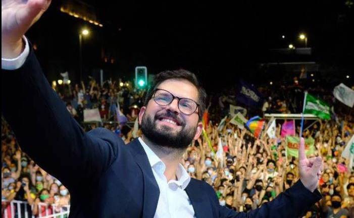 El Presidente electo de Chile muestra su apoyo a Taylor Swift ante controversia musical.