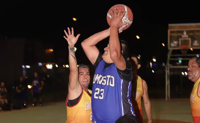 Encuentros muy disputados son los que se observan en la Liga de Baloncesto Parque Lineal.