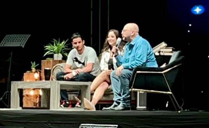 En el escenario colocaron un sofá donde se realizaron entrevistas a los invitados.