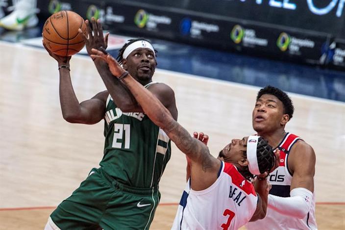 Jrue Holiday, de los Bucks, gana el Trofeo Joe Dumars a la Deportividad