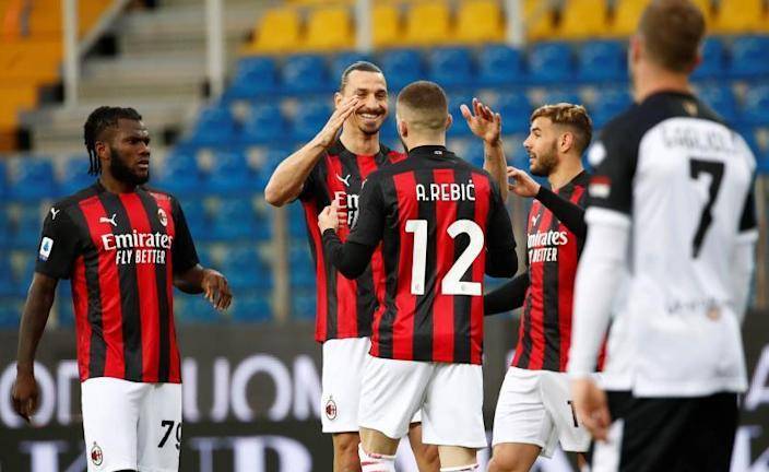Zlatan Ibrahimovic celebra uno de los goles del Milan; más tarde sería expulsado.