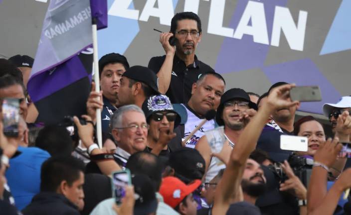 Ricardo Salinas se mezcló unos instantes con la porra de Mazatlán FC.