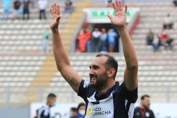 Futbolista argentino regala un departamento a la niñera de sus hijos para que viva dignamente
