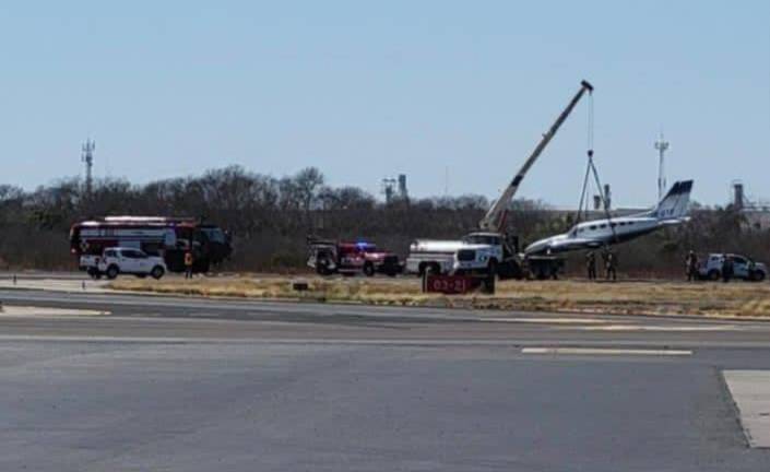 Una avioneta tipo Cessna aterrizó de urgencia sobre una de las pistas debido a que presentó fallas en el tren de aterrizaje.