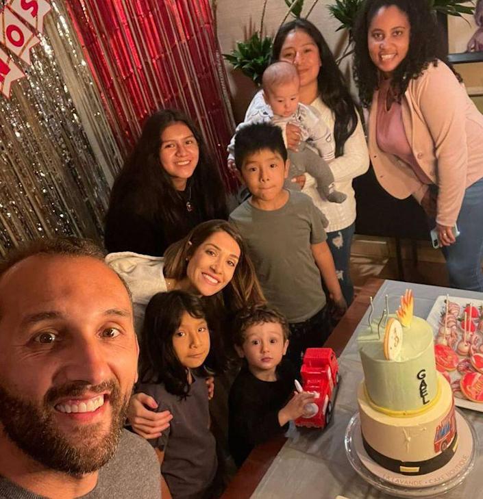 $!Futbolista argentino regala un departamento a la niñera de sus hijos para que viva dignamente