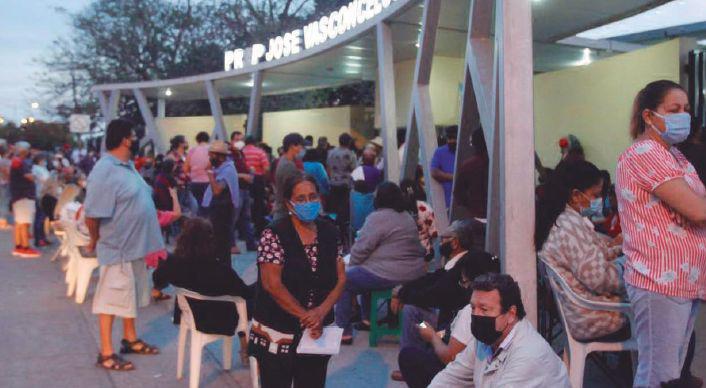 $!En la Preparatoria Vasconcelos se vacunaron hasta las 20:00 horas a 752 personas de las 800 que aplicarían ayer.