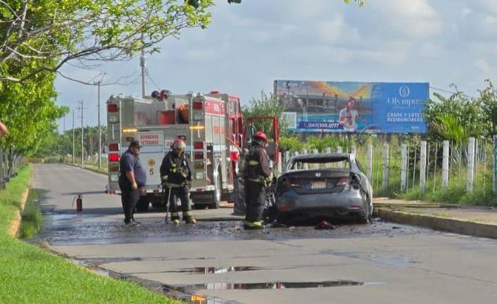 Por un cortocircuito, un automóvil fue consumido por el fuego cuando circulaba por la avenida Carlos Canseco en Mazatlán.