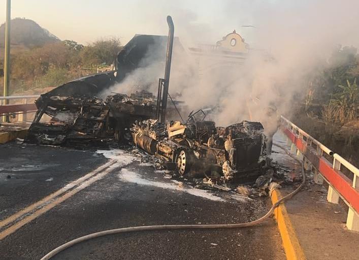 Incendian tráiler en puente de acceso a San Ignacio y bloquean carretera con otro