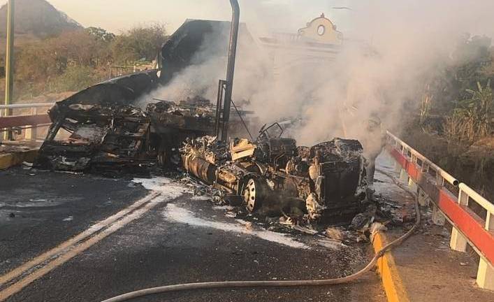 Un tráiler incendiado bloqueó el puente de entrada a San Ignacio durante la madrugada del domingo.