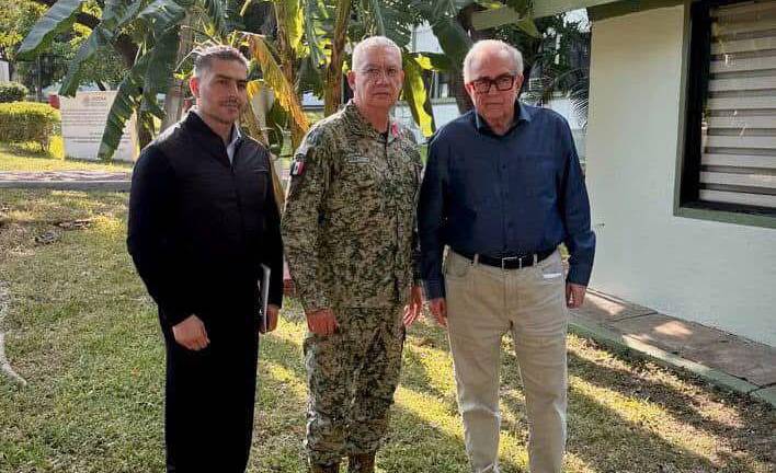 Los titulares de la SSPC y Sedena sostuvieron una reunión con el Gobernador de Sinaloa, en la que acordaron el reforzamiento de la seguridad en la entidad. La imagen corresponde a un encuentro de octubre pasado.