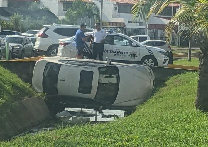 Tras choque, auto cae a canal pluvial de Mazatlán