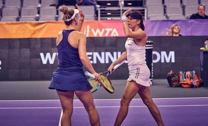 Giuliana Olmos y Gabriela Dabrowski sacan su primer triunfo del torneo.