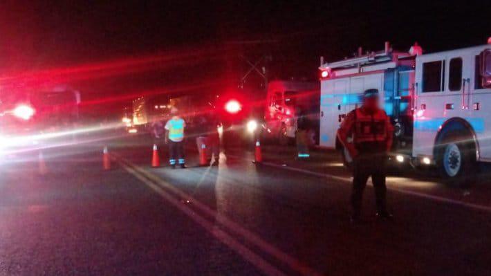 $!Cierran Autopista Durango-Mazatlán por volcadura de pipa y derrame químico