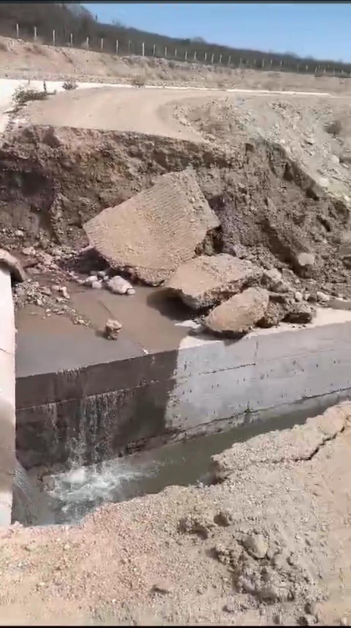 $!Presentan derrumbes tramos de canales de la presa Santa María, en Escuinapa