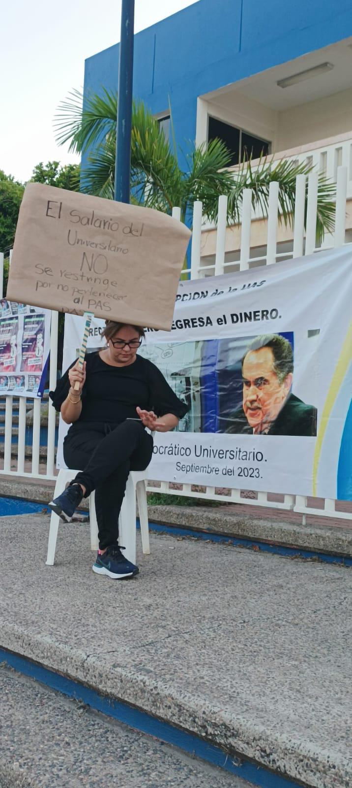 $!Colocan altar de muertos frente a la Vicerrectoría de la UAS en Mazatlán
