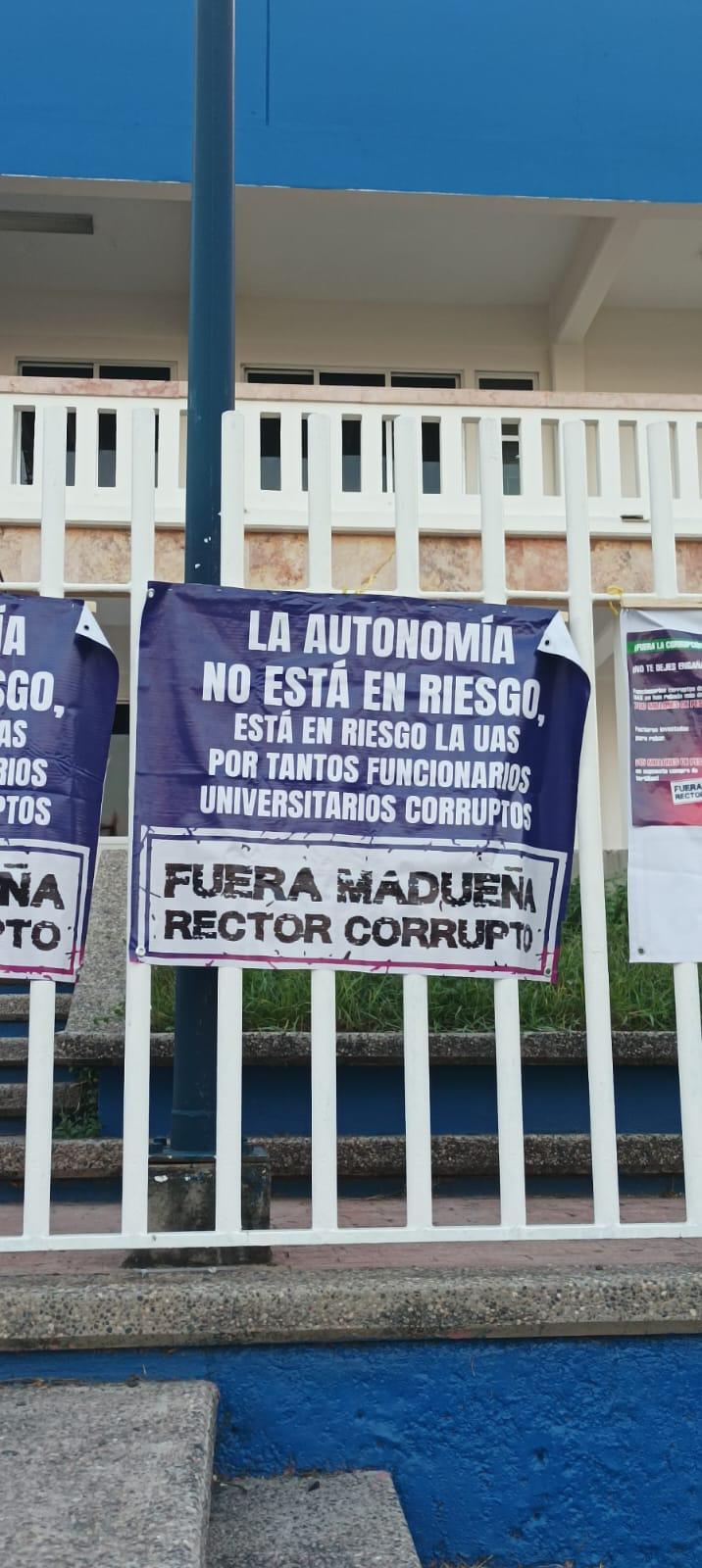$!Colocan altar de muertos frente a la Vicerrectoría de la UAS en Mazatlán
