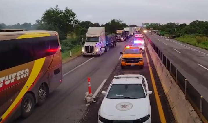 $!Cierran la autopista Mazatlán-Culiacán por incendio de tráiler en Elota; cuatro horas después, es reabierta