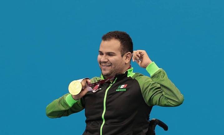Diego López muestra su presea de bronce.