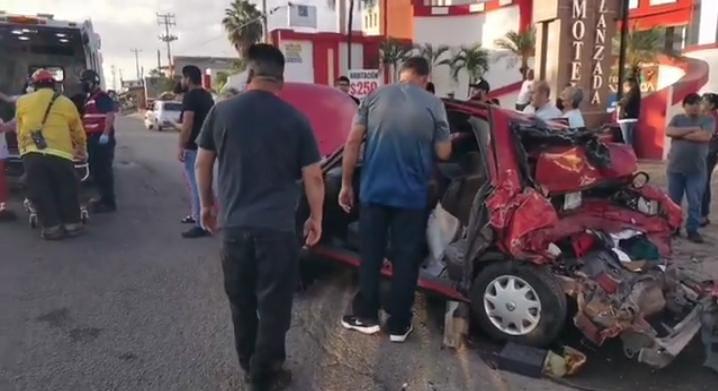 $!Tres personas quedan prensadas en un automóvil tras choque en Culiacán