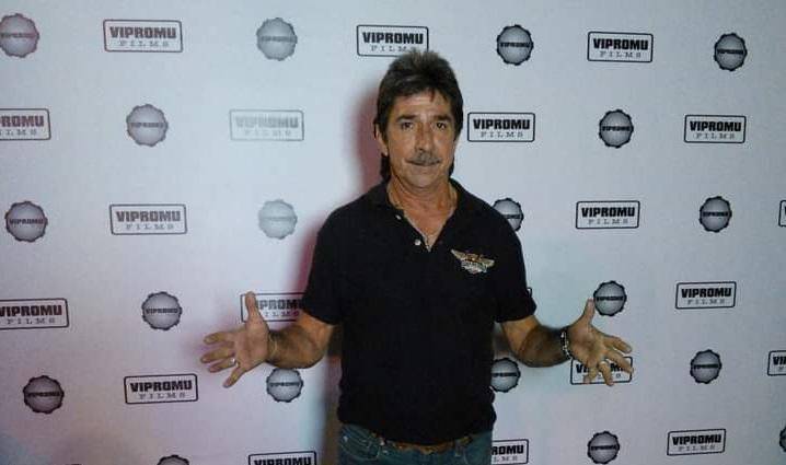 Fausto Moisés Pérez Castro, su nombre real, es un cantautor originario de Culiacán.